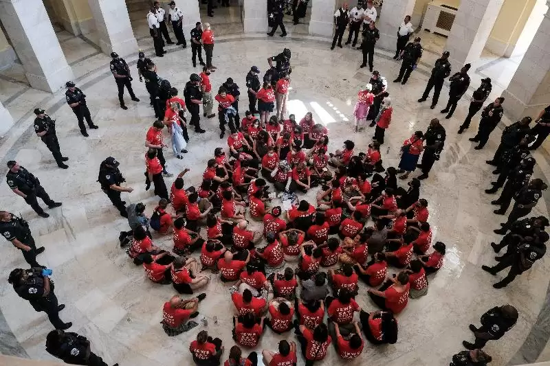 La policía detiene a unas 200 personas por protestar en el Congreso de EE UU contra la visita de Netanyahu