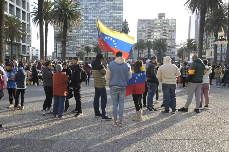 Венесуэльцы в Уругвае присоединяются к глобальной акции протеста против Мадуро, требуя «свободы»