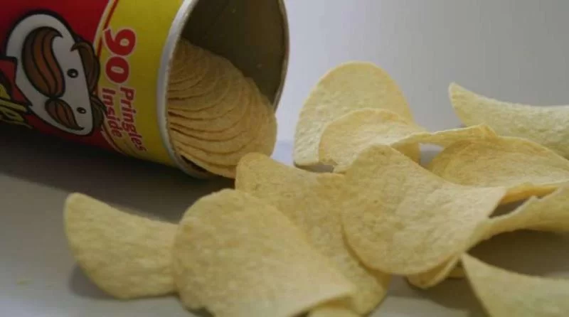 У картофельных чипсов Pringles появился новый владелец после многомиллиардного поглощения компании.