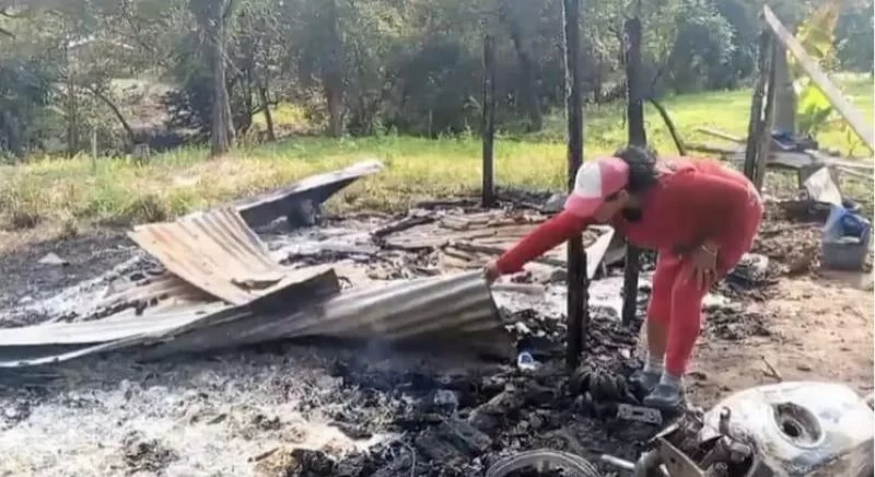 Пьяный сжигает дом своей сожительницы, когда не может ее найти, и оставляет ее ни с чем