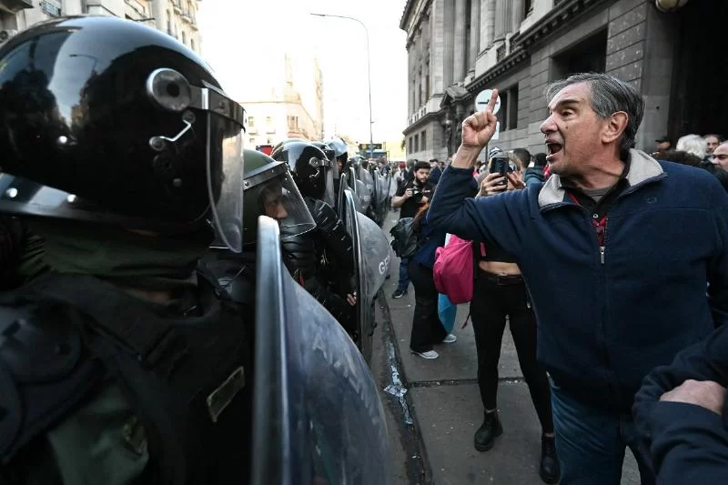 Милей наложил вето на закон, регулирующий повышение пенсий, пенсионеры протестуют у здания Конгресса