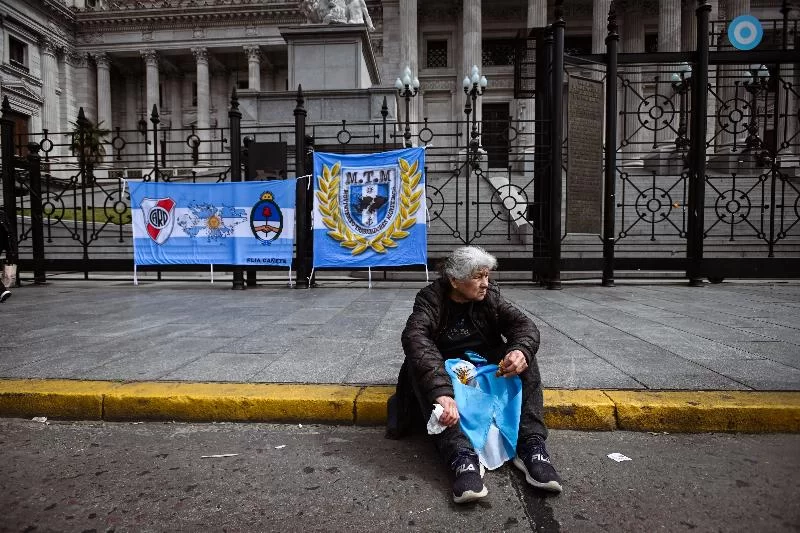 Пенсионеры протестуют на улицах против вето Милея: «Они забирают у нас все больше и больше денег, в то время как богатые получают налоговые льготы».