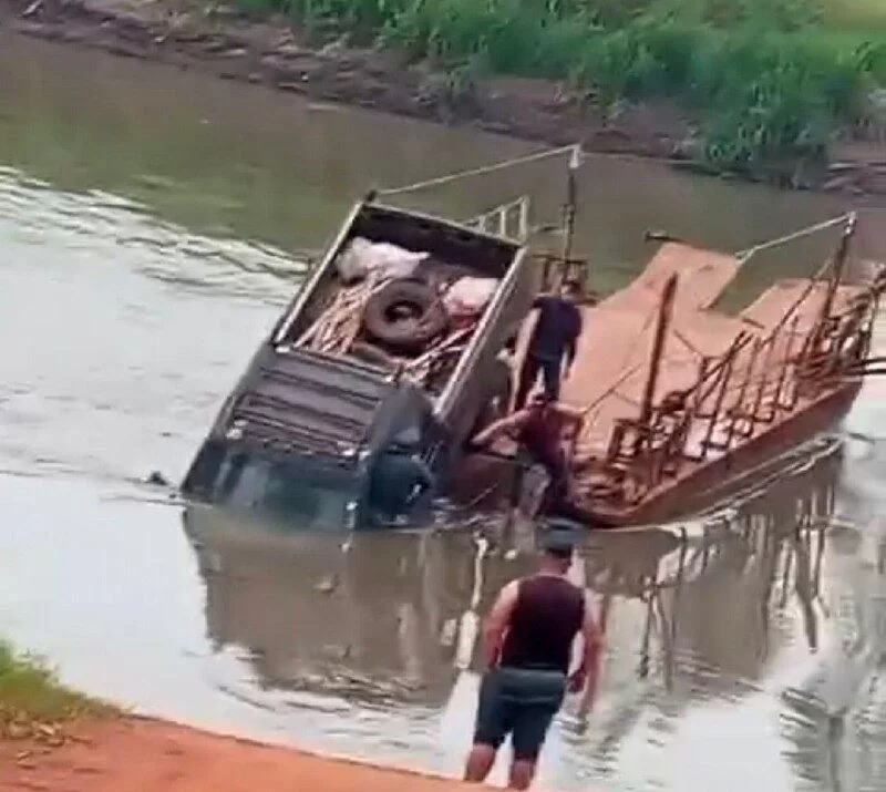 Camioneta se hunde en río Monday tras colapso de puente de madera