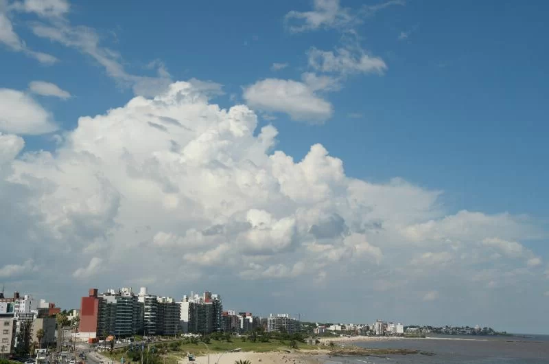 Пятница с максимумом 20°C и последними дождями перед выходными: вот что говорит прогноз Inumet