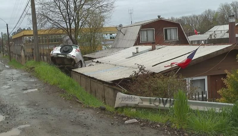 Автомобиль упал на крышу дома: водитель скрылся с места происшествия