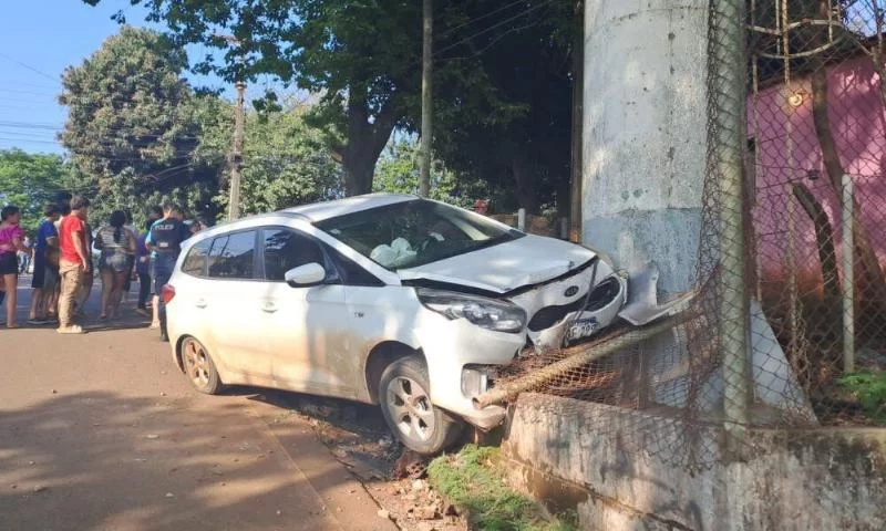 Водитель бросил свой автомобиль после наезда на двух детей