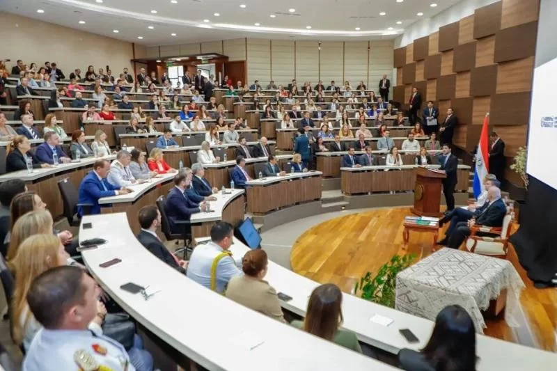 Правительство запускает национальную программу альтернативного ухода и усыновления