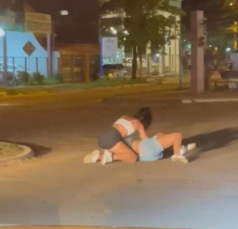 Mujeres se agarran a golpes en plena calle en Concepción