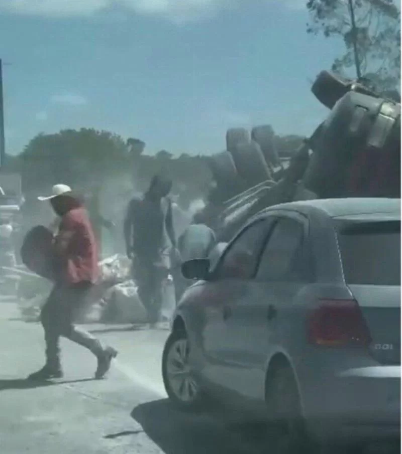 Camión volcado en Horqueta desata saqueo masivo de cemento