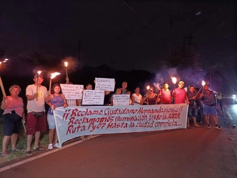 С факелами и свечами жители Эрнандариаса требуют осветить дорогу.