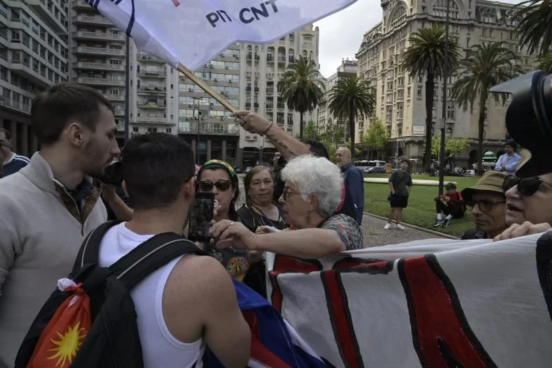 Протест и напряженность на площади Независимости: протестующие за и против Хавьера Милея пересекаются