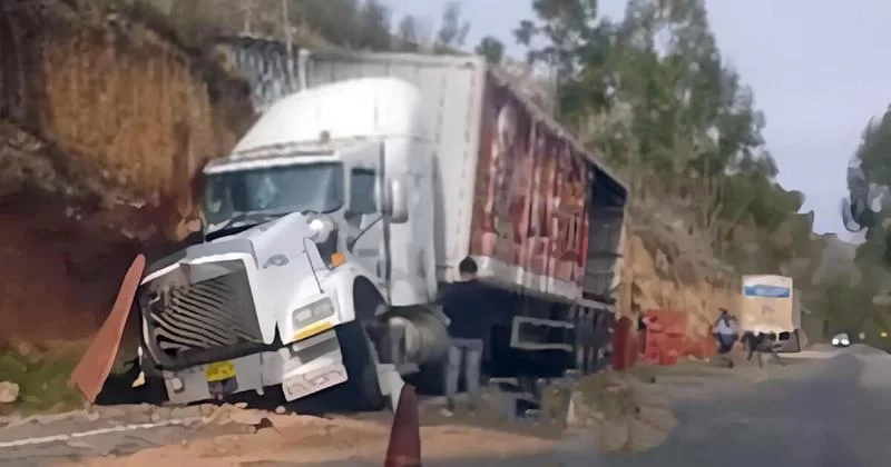 Груженый пивом трейлер сползает с дороги Carretera Central: устройство врезается в холм