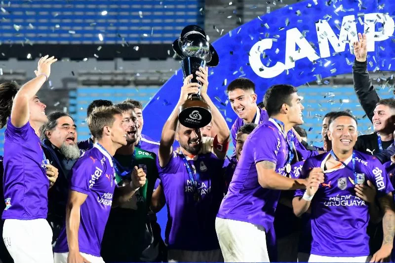 Кубок Defensor Sporting Cup: «фиалки» - трехкратные чемпионы AUF Uruguay с историческим трофеем.