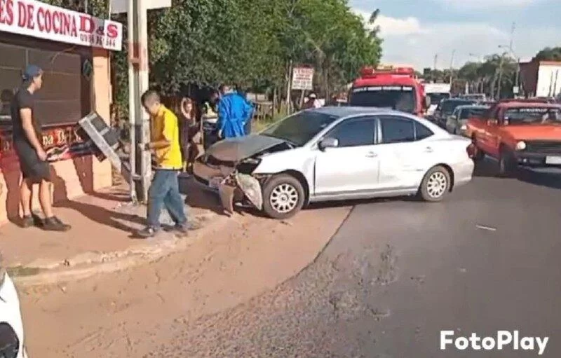 Автомобиль врезается в опору после потери управления из-за столкновения с грузовиком