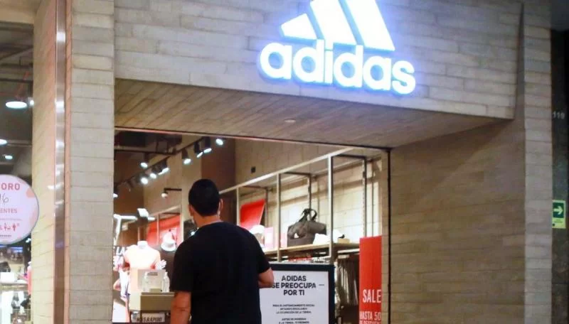 Односторонние отмены и неприменение рекламируемых скидок: Adidas лидирует по количеству претензий к «Черной пятнице» по данным Sernac