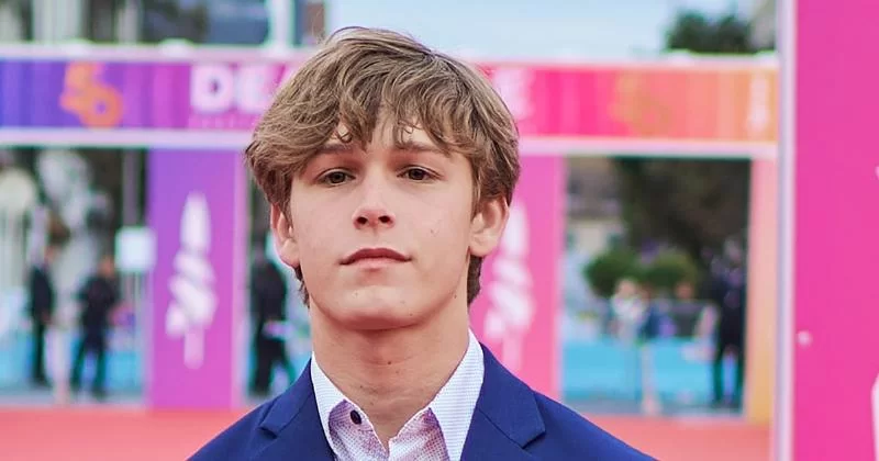 Хадсон Мик, 16-летний актер из фильма «Baby Driver», погиб после падения из движущегося автомобиля