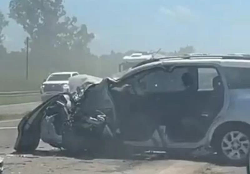 Un auto quedó destruido sobre la ruta 12 tras un fuerte choque: hay un muerto y un herido