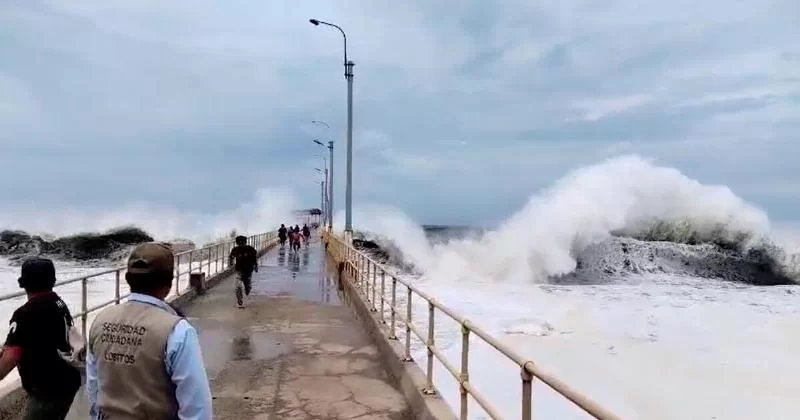 Двухметровые волны обрушились на морские курорты на севере страны и в Лиме