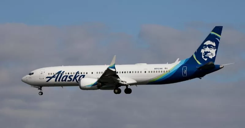 Самолет авиакомпании Alaska Airlines был сбит орлом, из-за чего пришлось вернуться в аэропорт