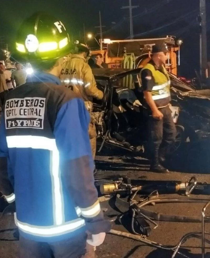 Conductor causa grave accidente al girar a la izquierda y se niega al alcotest