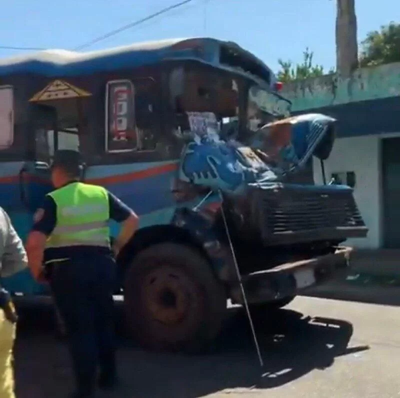 Carrera de buses termina en accidente con heridos y patrullera dañada