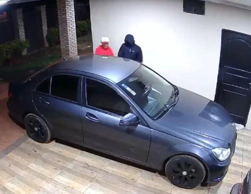 Pareja se lanza desde el balcón de su casa durante un asalto