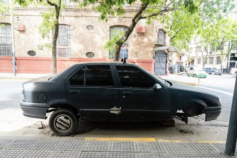 Брошенные автомобили на дорогах общего пользования - растущая проблема в Буэнос-Айресе