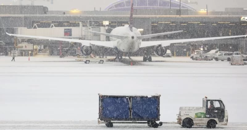 Пассажиры Delta в Атланте вынуждены эвакуироваться из самолета по аварийным направляющим на фоне зимнего шторма