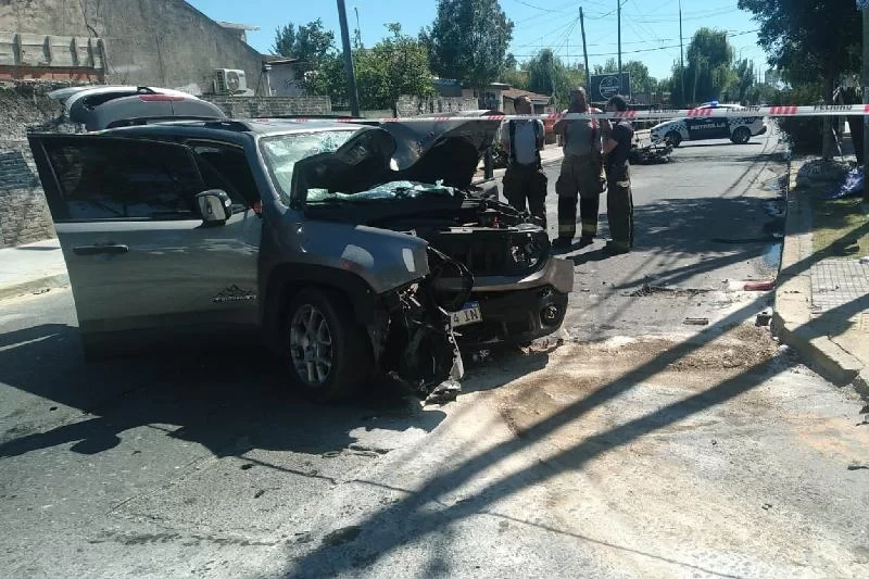 Двое полицейских погибли, врезавшись в пикап во время погони в Кильмесе