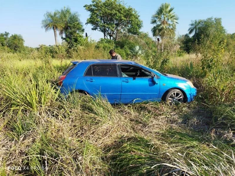 Водитель чудом спасается, когда ее автомобиль переворачивается после отказа тормозов