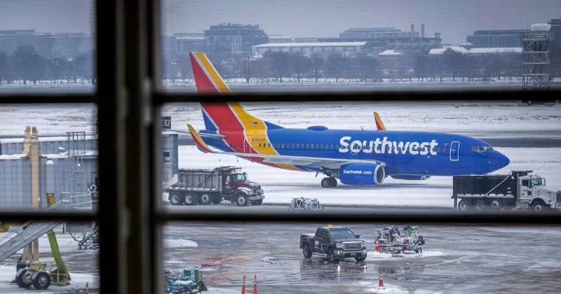 Southwest Airlines приостанавливает прием на работу корпоративных сотрудников и большинство летних стажировок в целях сокращения расходов