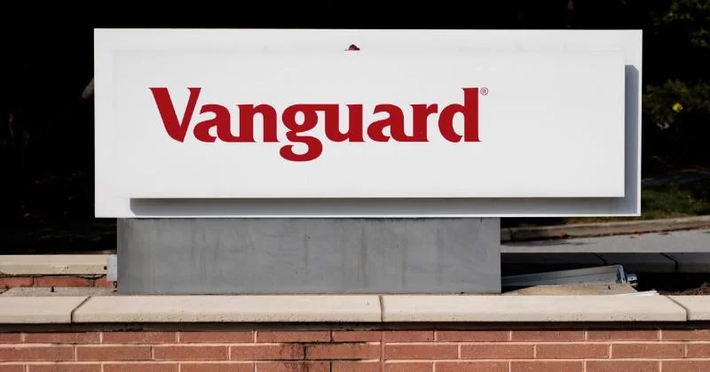 Компания Vanguard оштрафована Комиссией по ценным бумагам и биржам США более чем на 100 миллионов долл. за нарушения, связанные с целевыми пенсионными фондами