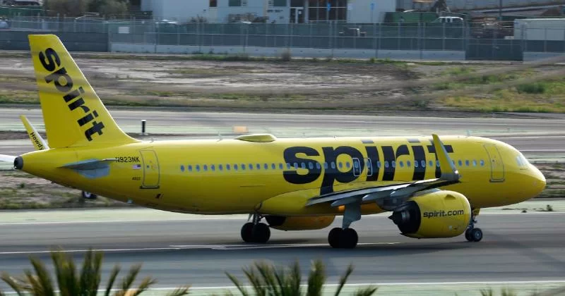 Нет обуви - нет обслуживания, когда пассажиры ступают на борт самолета Spirit Airlines