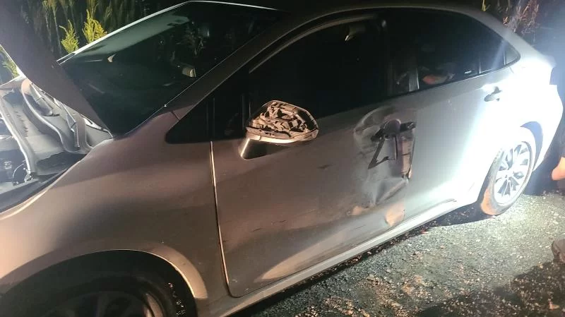 Córdoba: le encontraron drogas en un control vehicular, escapó con un policía colgado durante 6 kilómetros y atropelló a otro