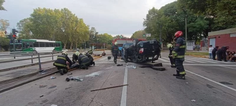 Девять человек находились на борту автомобиля, который перевернулся после столкновения с остановкой Metrobus.