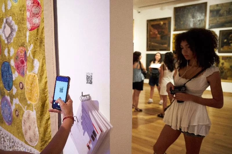 QR-игра в Bellas Artes: кто захочет пойти в музей, чтобы увидеть мобильный телефон?