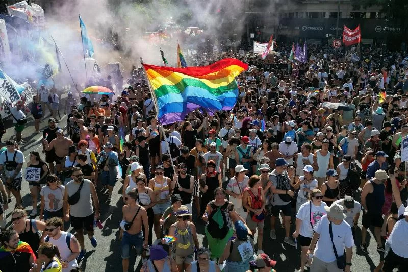 Она возникла как реакция групп LGTBI, и к ней присоединились Лали Эспозито и Аксель Кициллоф, а также многие другие.