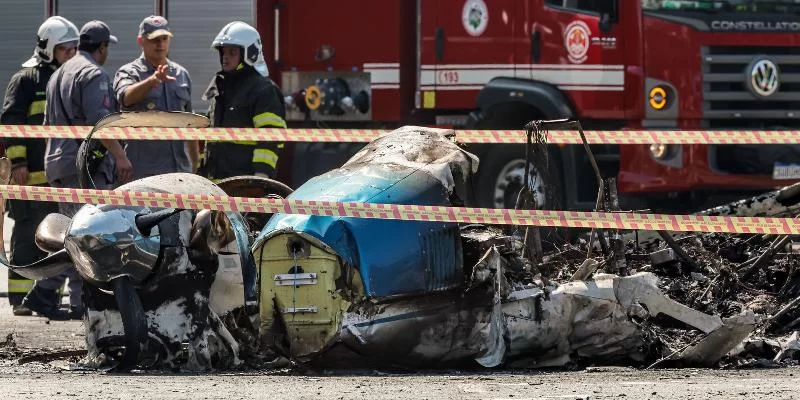 Самолет врезался в дерево, а затем столкнулся с автобусом в Сан-Паулу