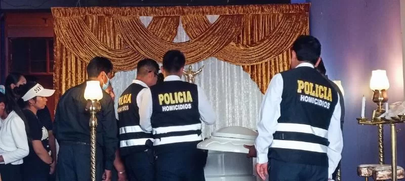 Такна: полиция принимает меры и вскрывает гроб женщины в разгар поминок на глазах у семьи