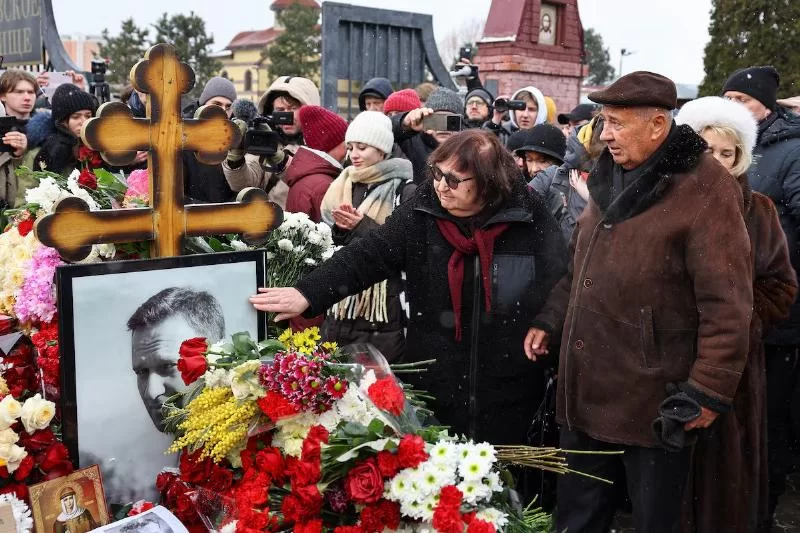 Более миллиона россиян пришли почтить память Навального в Москве, несмотря на запреты Кремля