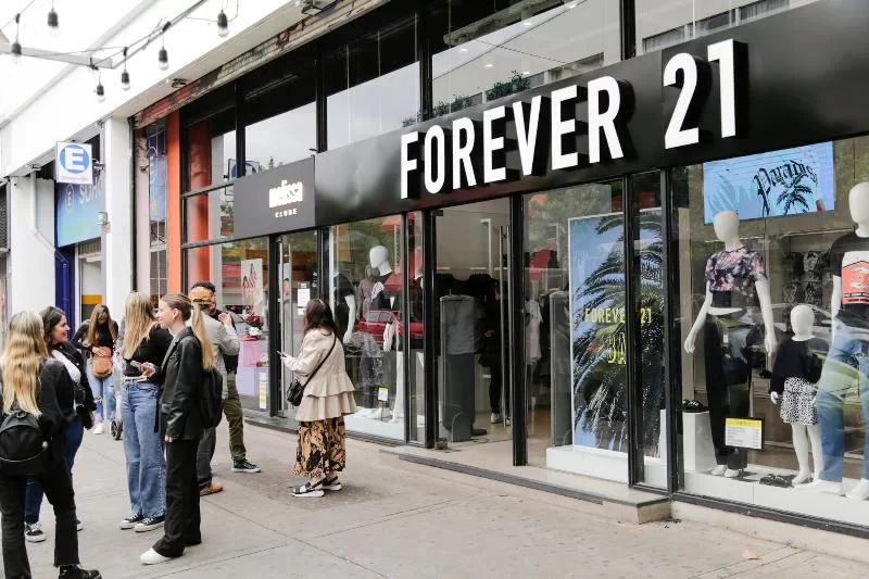 Компания Forever 21 может закрыть сотни магазинов и приближается к процедуре банкротства, что создает сложные условия для физических магазинов.