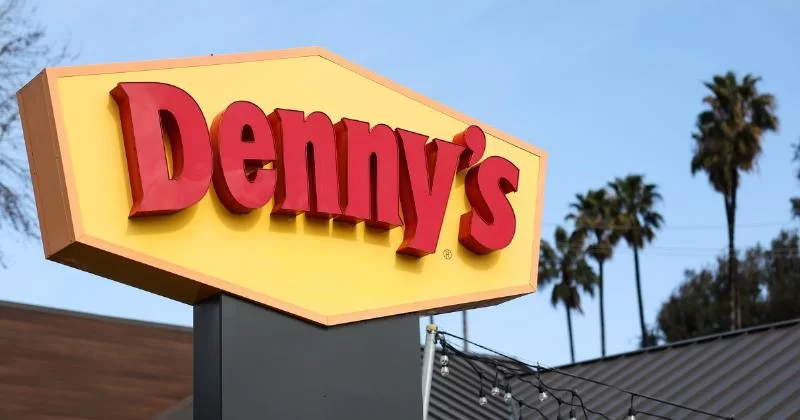 Denny's сообщает, что некоторые заведения начнут взимать дополнительную плату за яйца в связи с их нехваткой по всей стране