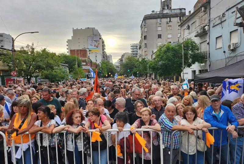 Толпа собралась на марш в поддержку семьи Бибас и с требованием освободить похищенных в Газе людей.