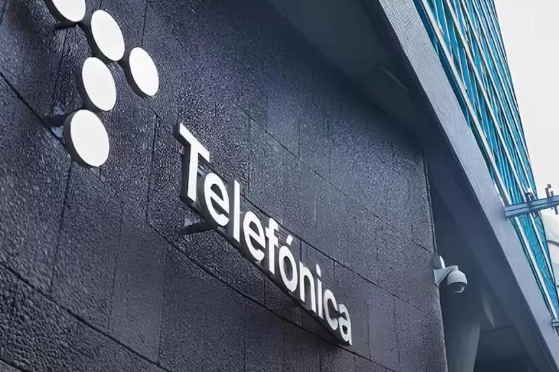 Аргентинская компания Telefónica продана компании Telecom; правительство расследует, является ли сделка монополией