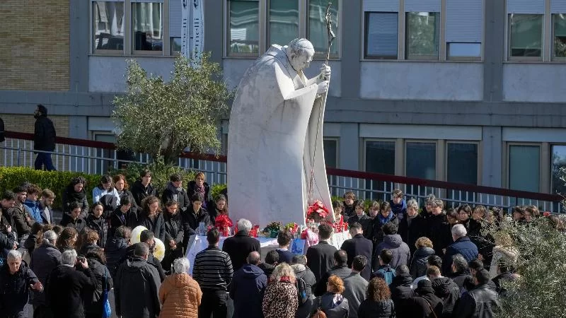 Состояние Папы Франциска остается стабильным, и врачи говорят, что его последний респираторный кризис миновал