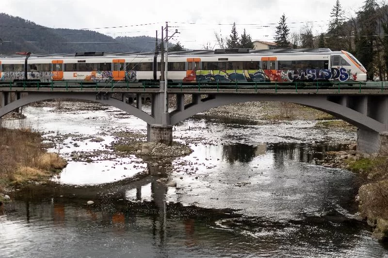 В результате столкновения поезда Rodalies с камнем двое получили легкие ранения в Пиренеях