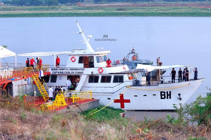 Военно-морское госпитальное судно прибывает для оказания помощи жителям деревни Альберди