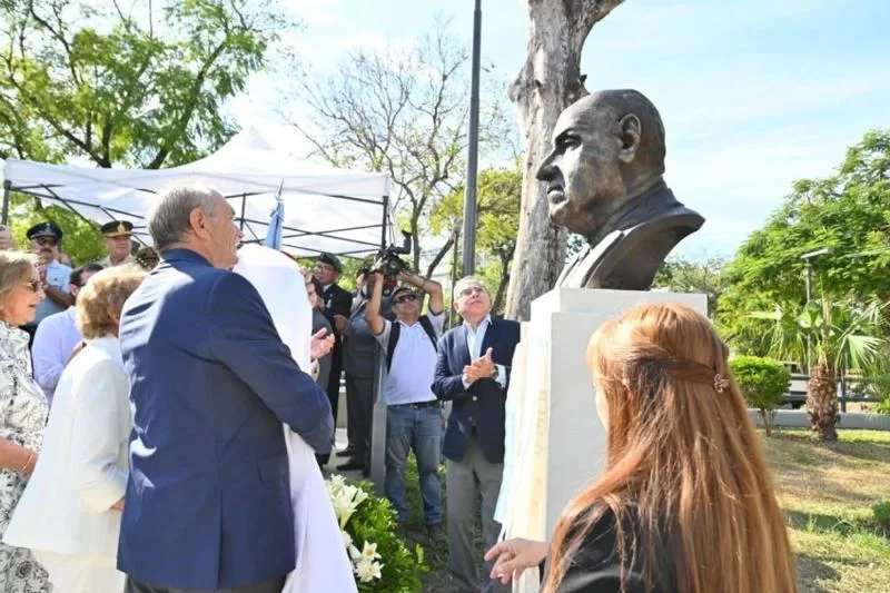 В Корриентесе установлен бюст Хуана Рамона Агирре Ланари в знак признания его огромного наследия.