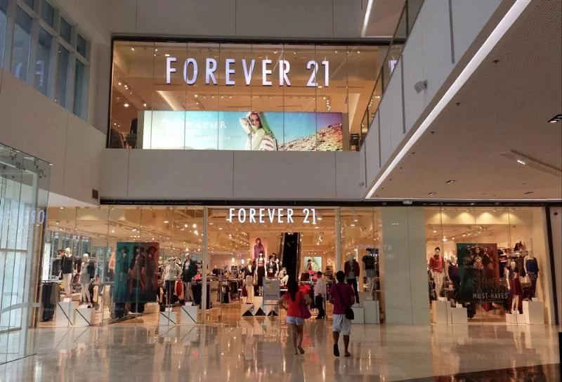 Американская сеть магазинов одежды Forever 21 во второй раз подала заявление о банкротстве.