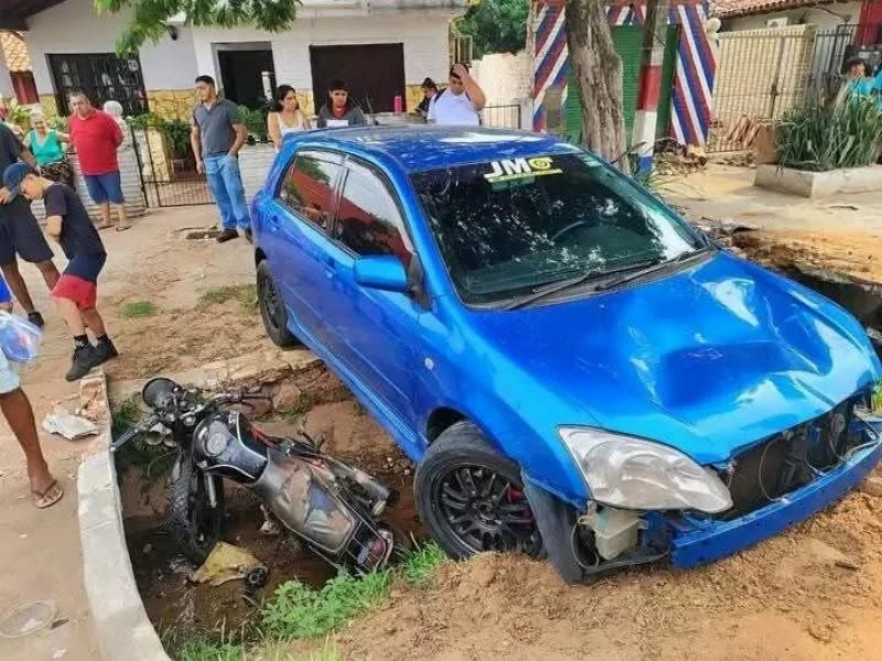 Automovilista pierde el control, mata a motociclista y transeúnte